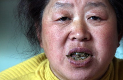 donna cinese mangia la terra.jpg